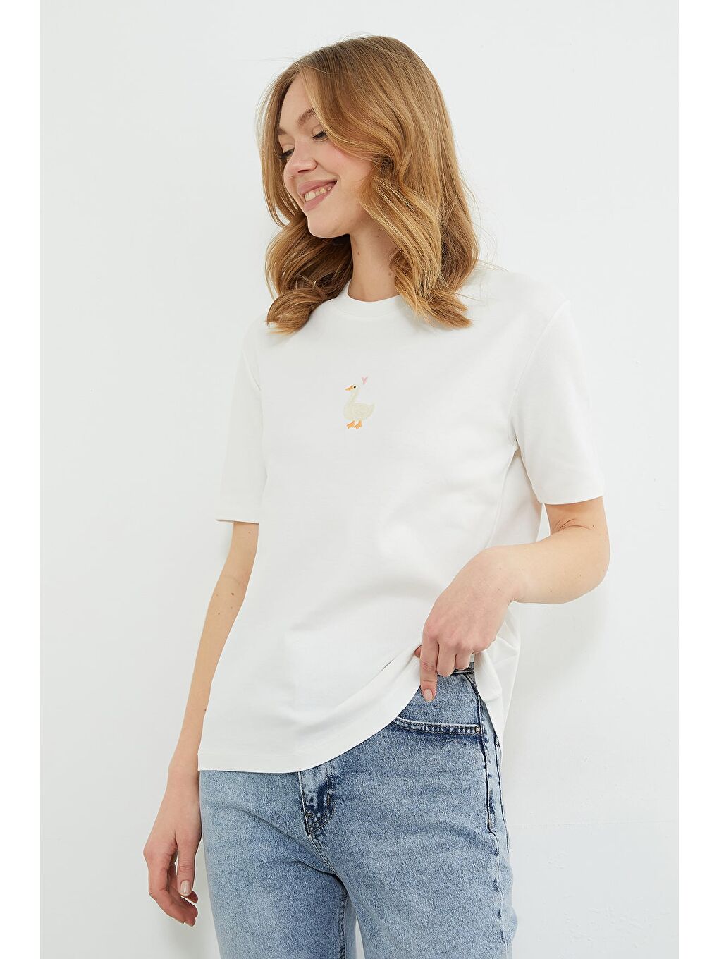 Beyaz Ördek Nakışlı Bisiklet Yaka Salaş Tişört-3