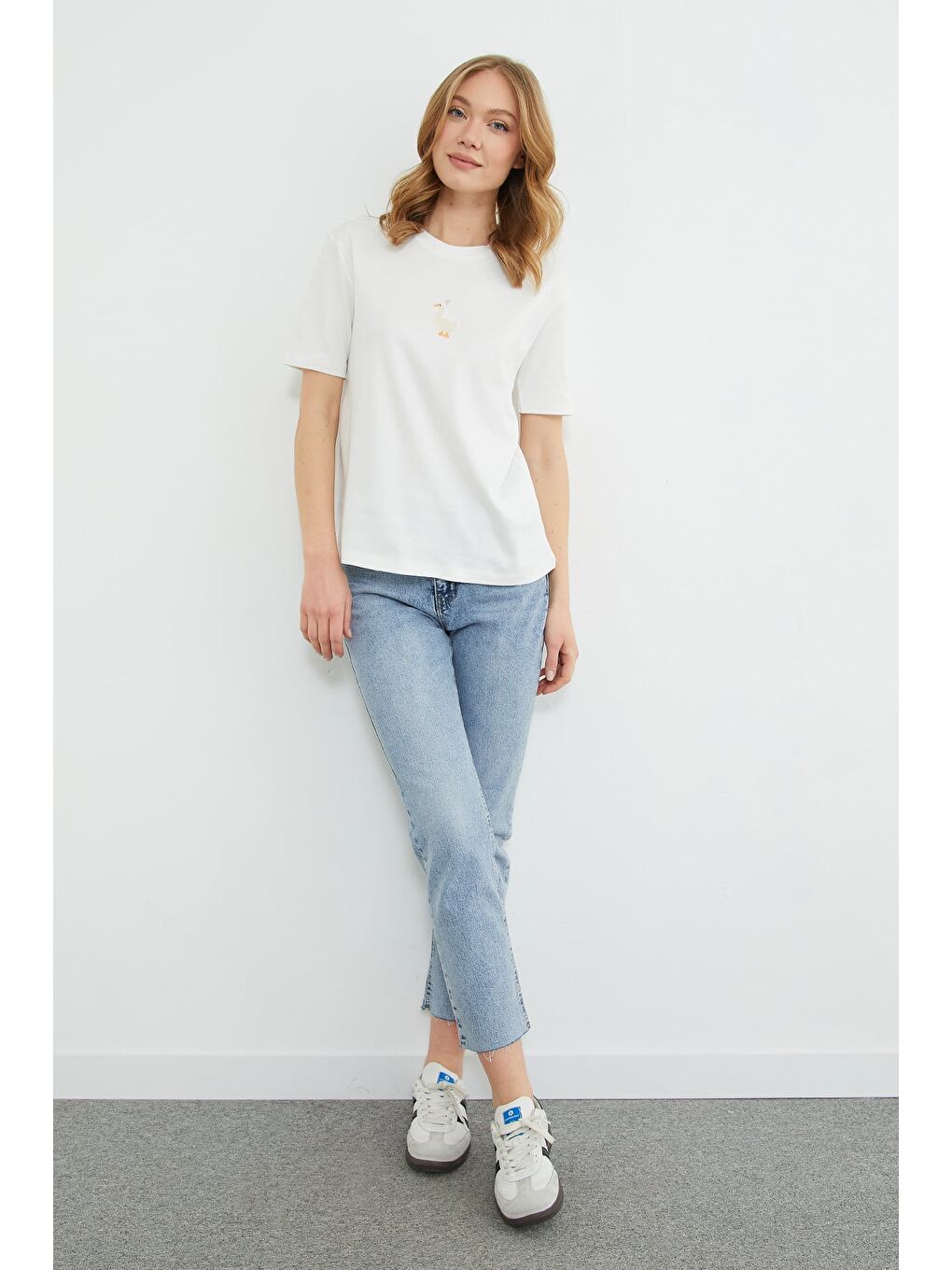 Beyaz Ördek Nakışlı Bisiklet Yaka Salaş Tişört-4