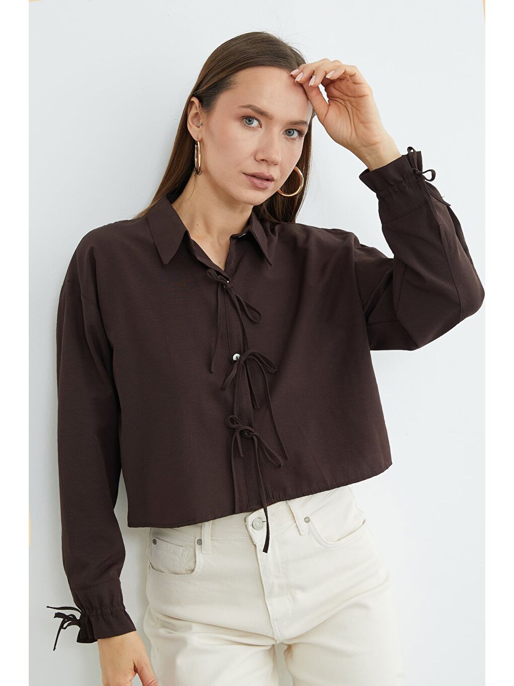 Kahverengi Önü Bağlamalı Düğmeli Crop Gömlek