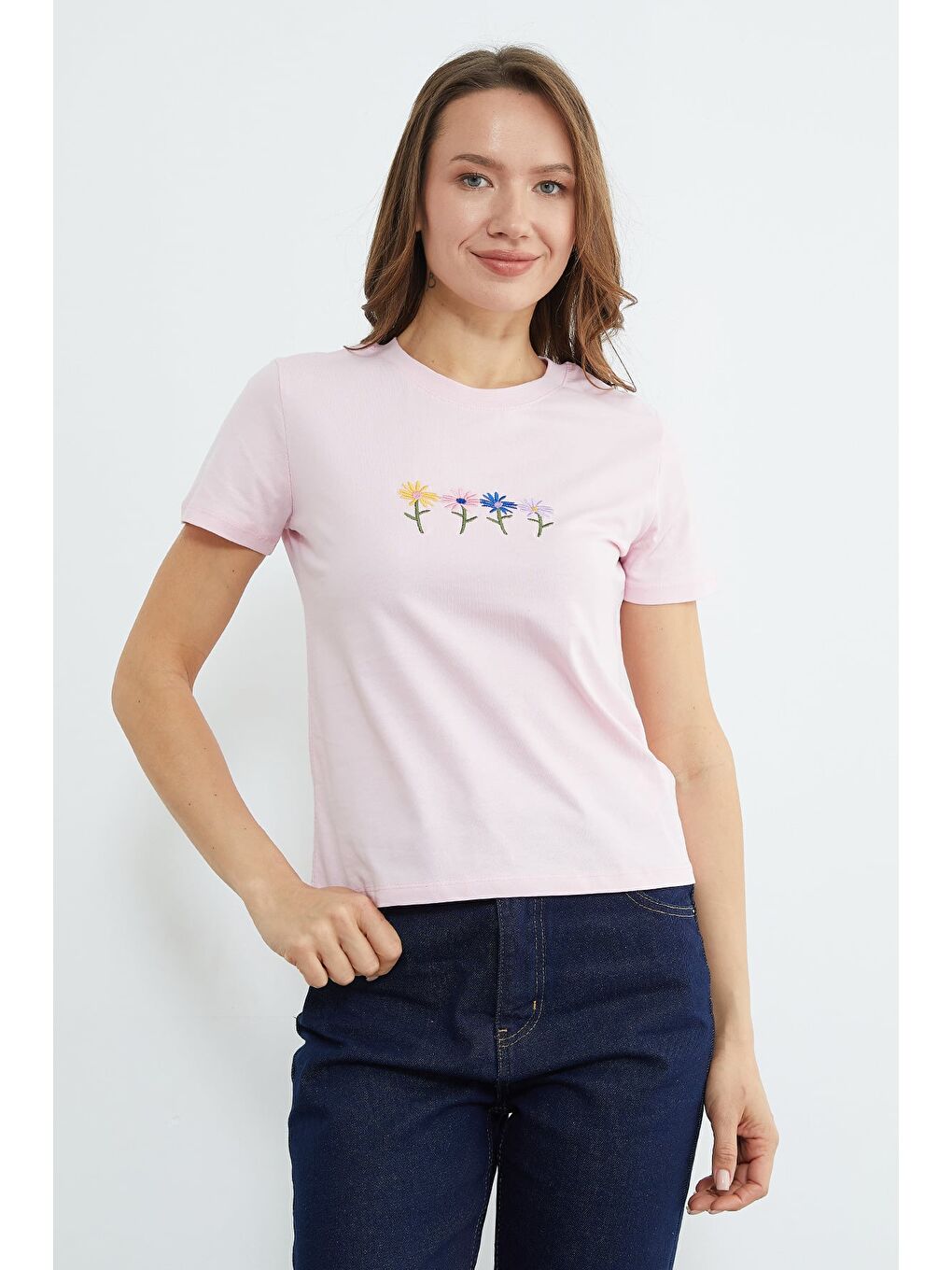 Pembe Çiçek Nakışlı Bisiklet Yaka Tişört