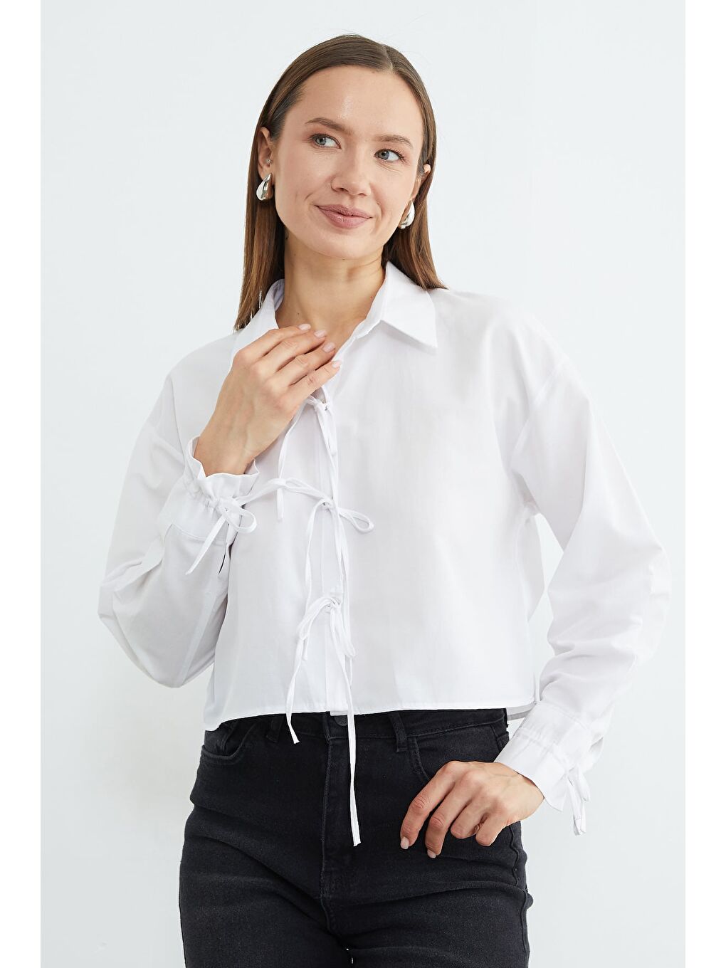 Beyaz Önü Bağlamalı Düğmeli Crop Gömlek-2