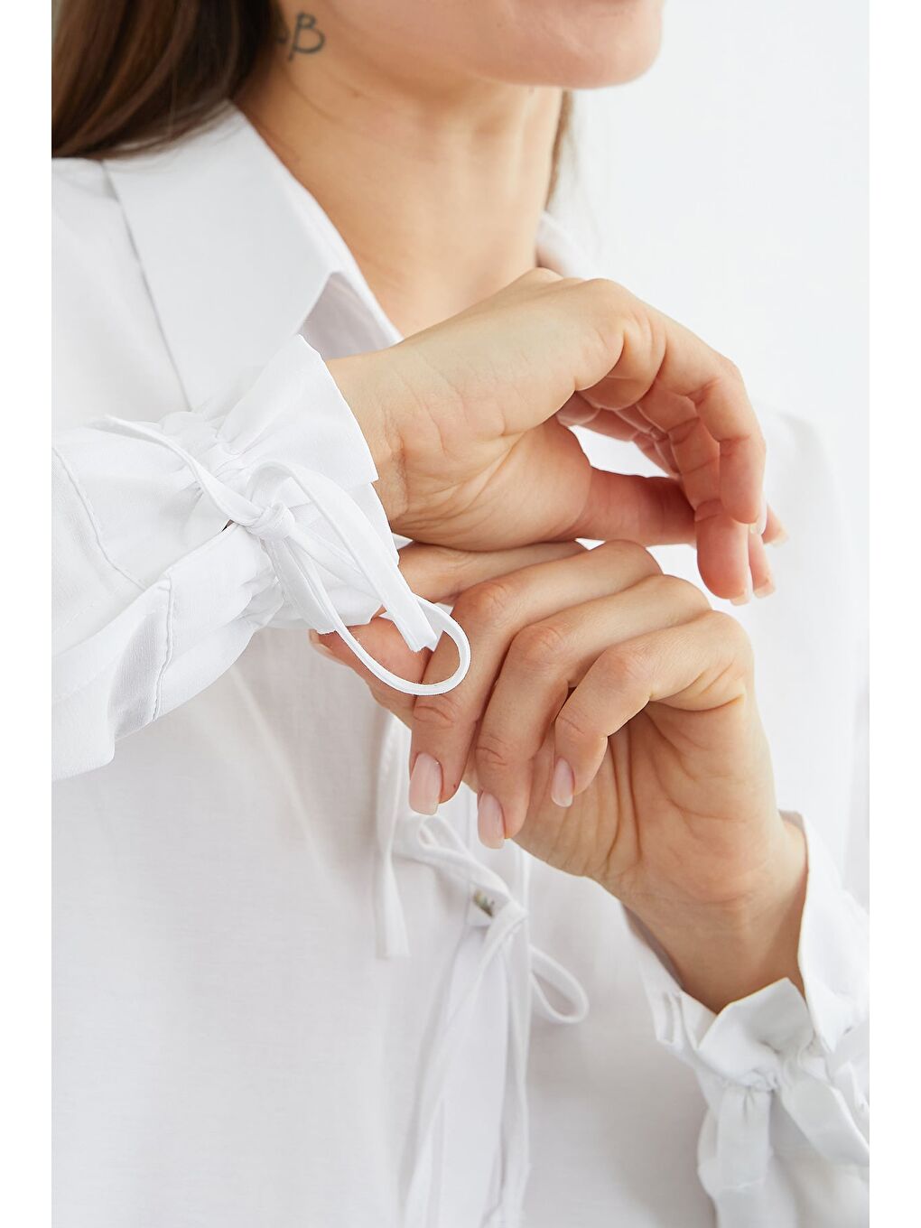 Beyaz Önü Bağlamalı Düğmeli Crop Gömlek-3