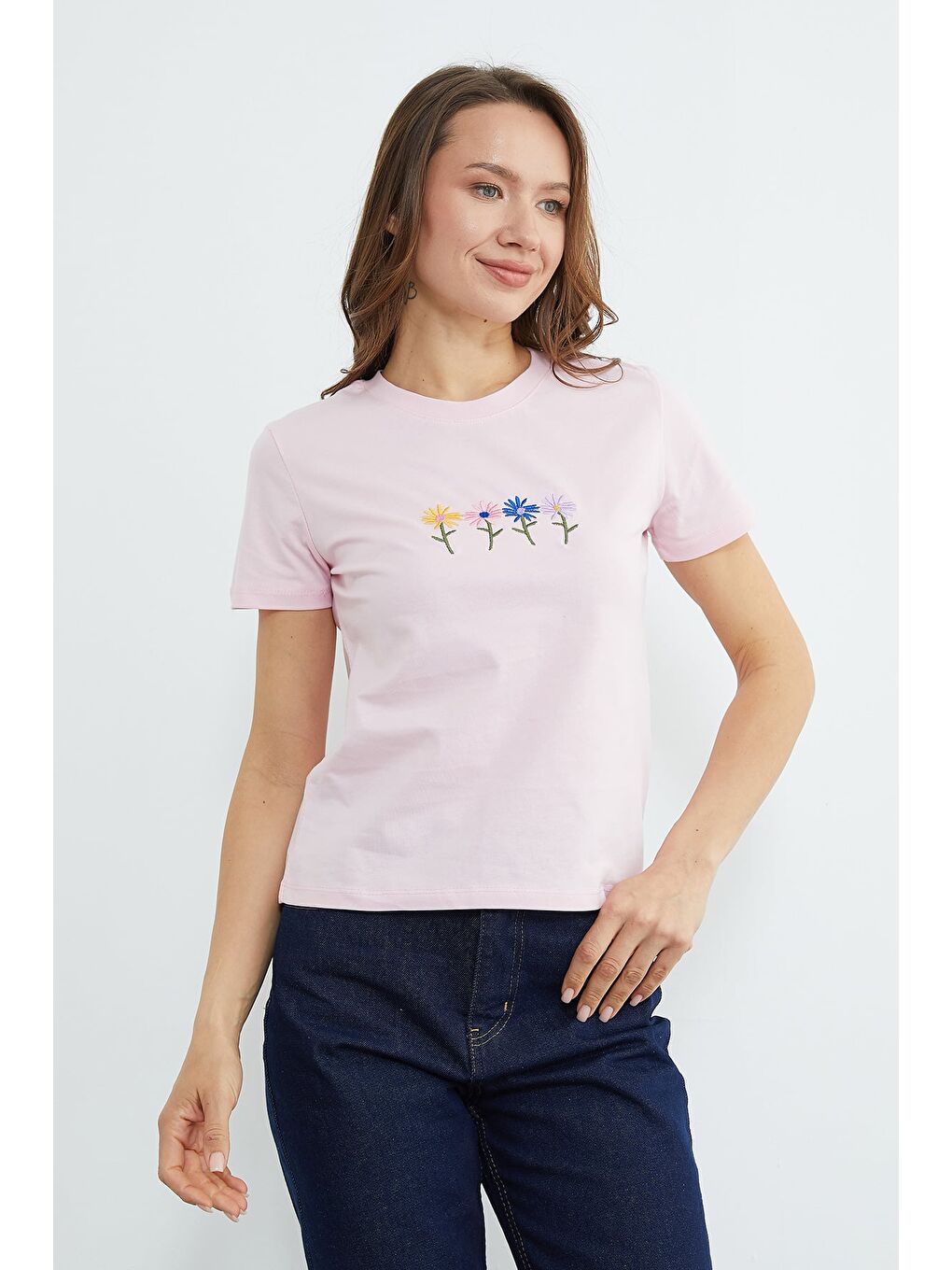 Pembe Çiçek Nakışlı Bisiklet Yaka Tişört-1