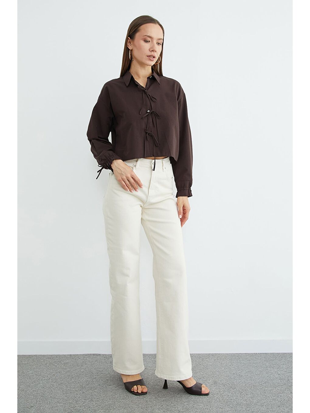 Kahverengi Önü Bağlamalı Düğmeli Crop Gömlek-3