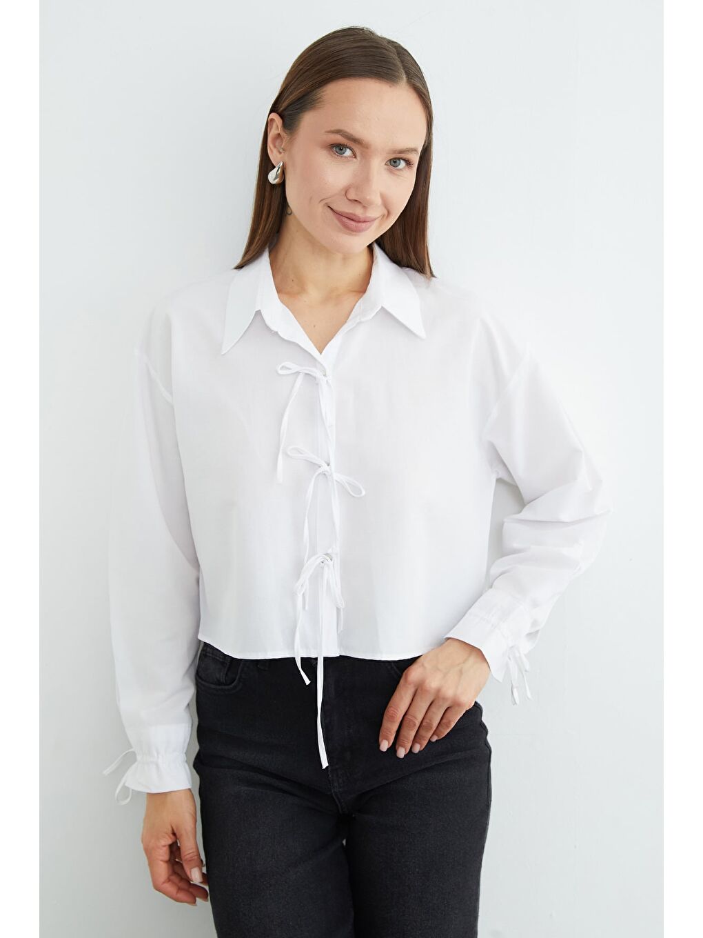 Beyaz Önü Bağlamalı Düğmeli Crop Gömlek-4