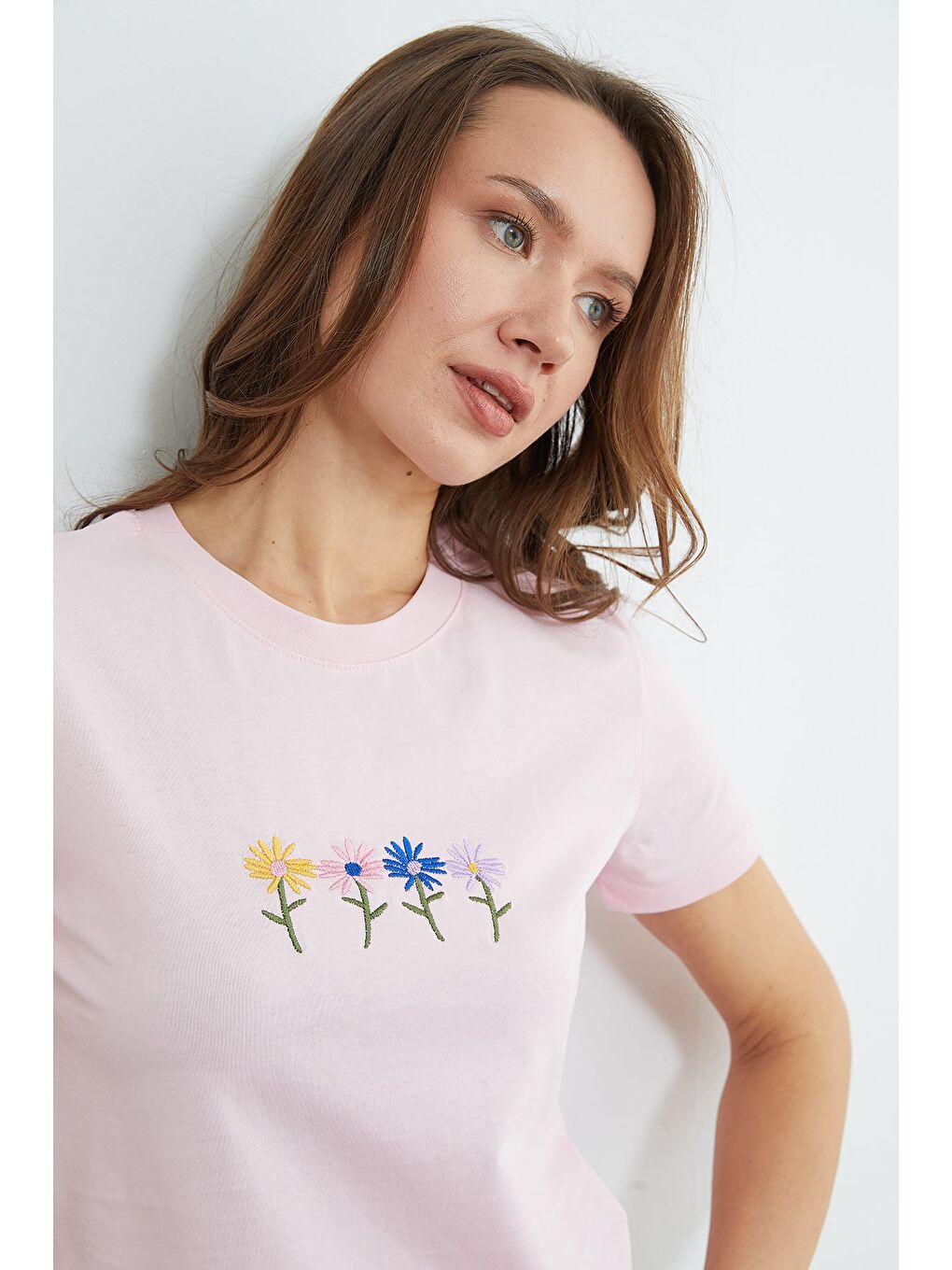 Pembe Çiçek Nakışlı Bisiklet Yaka Tişört-2
