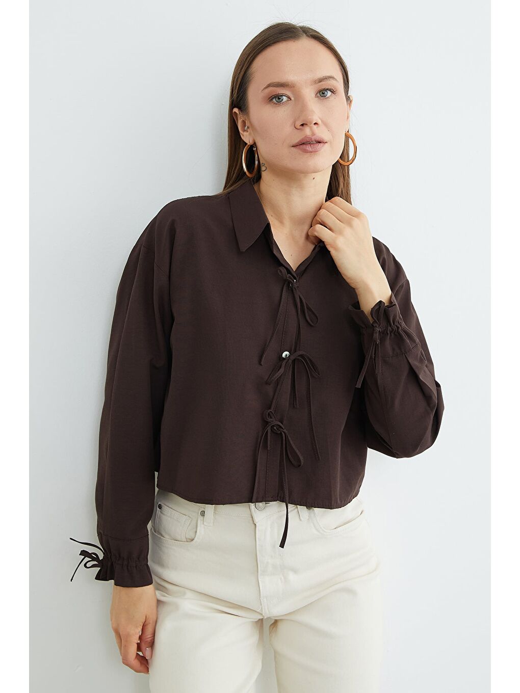 Kahverengi Önü Bağlamalı Düğmeli Crop Gömlek-4