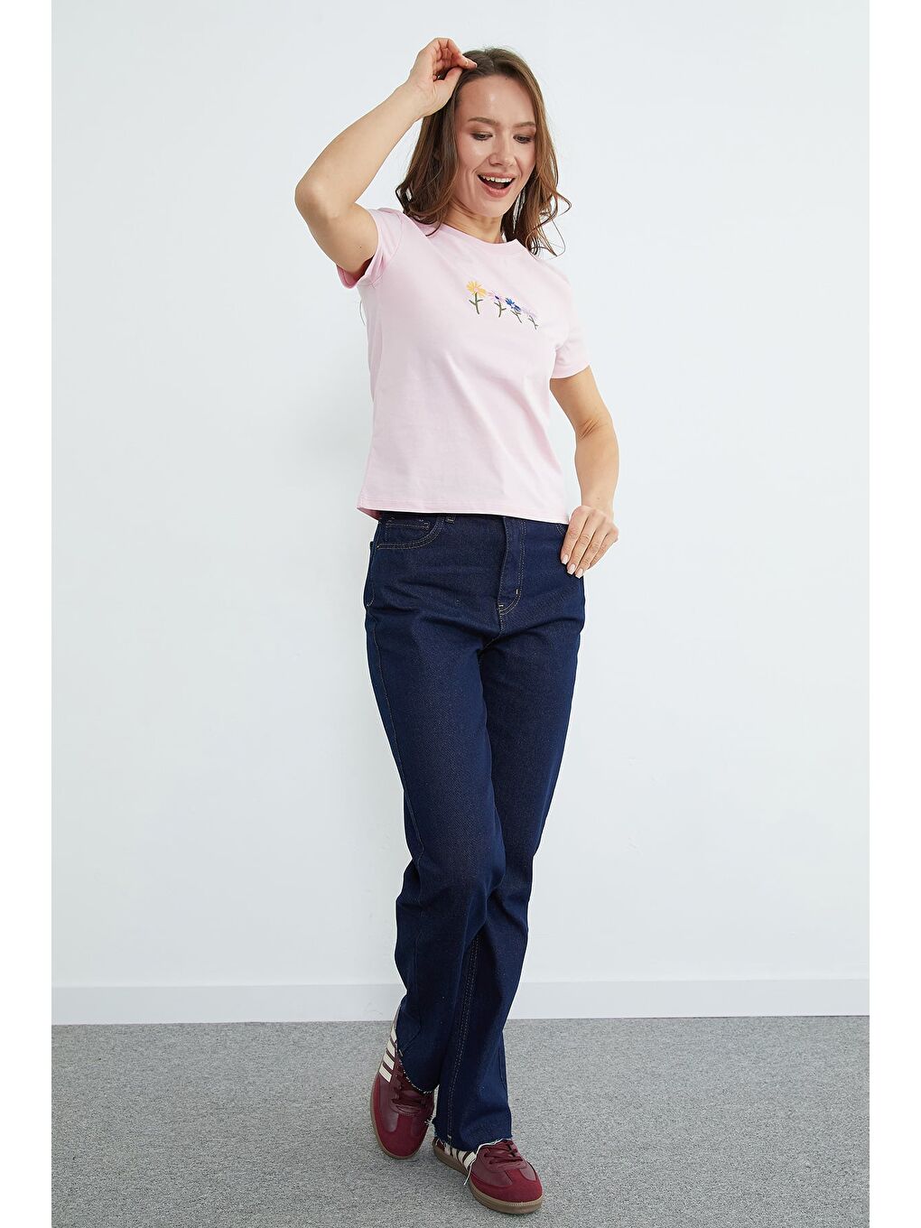 Pembe Çiçek Nakışlı Bisiklet Yaka Tişört-3