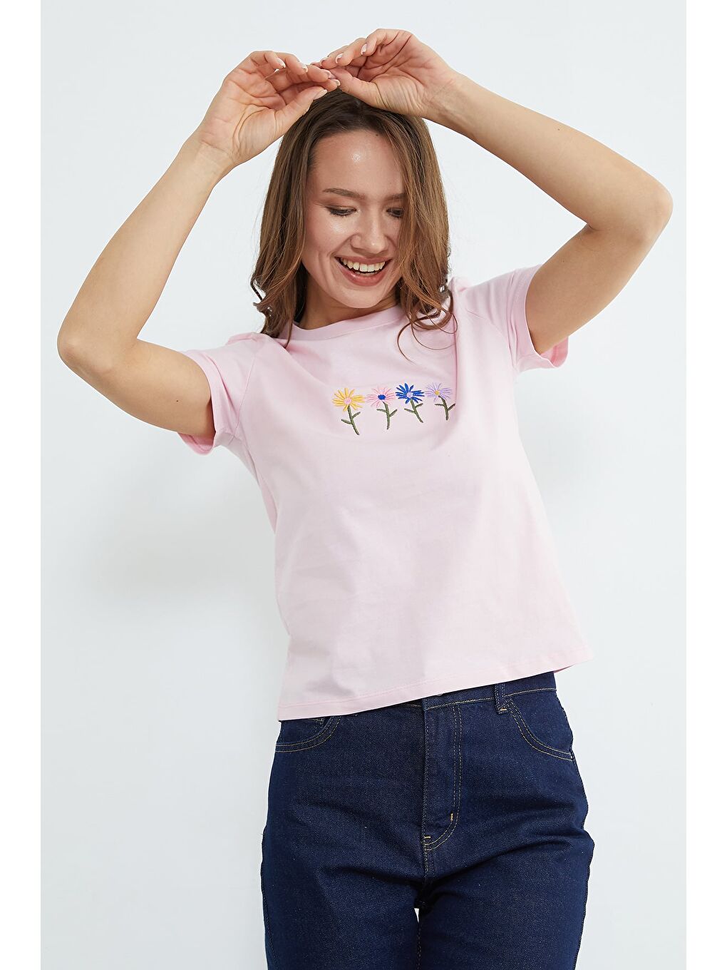 Pembe Çiçek Nakışlı Bisiklet Yaka Tişört-4