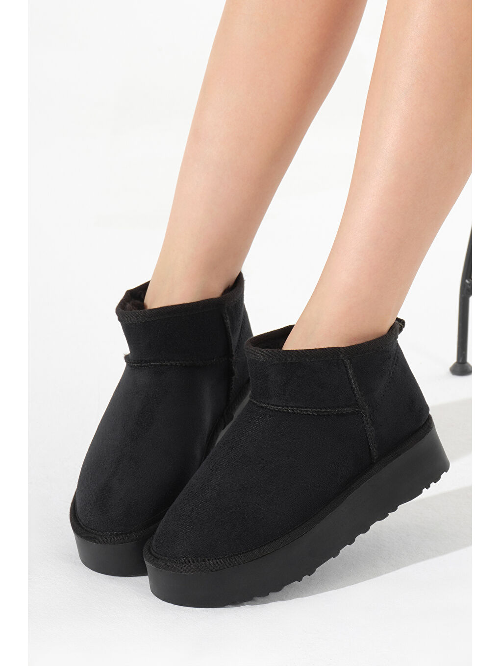 Kadın Siyah Kalın Poli Taban İçi Kürklü Süet Görünümlü Bot