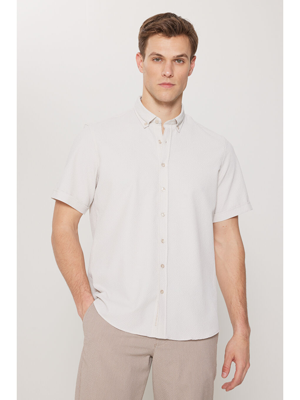 Erkek Bej Slim Fit Dar Kesim Düğmeli Yaka Gofre Desenli Gömlek