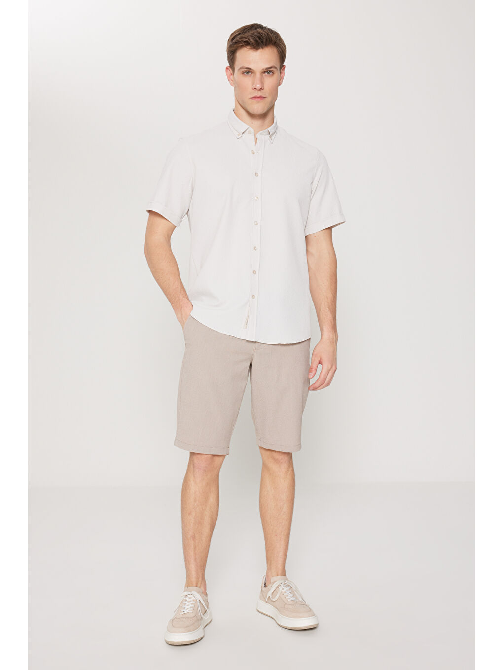 Erkek Bej Slim Fit Dar Kesim Düğmeli Yaka Gofre Desenli Gömlek-1