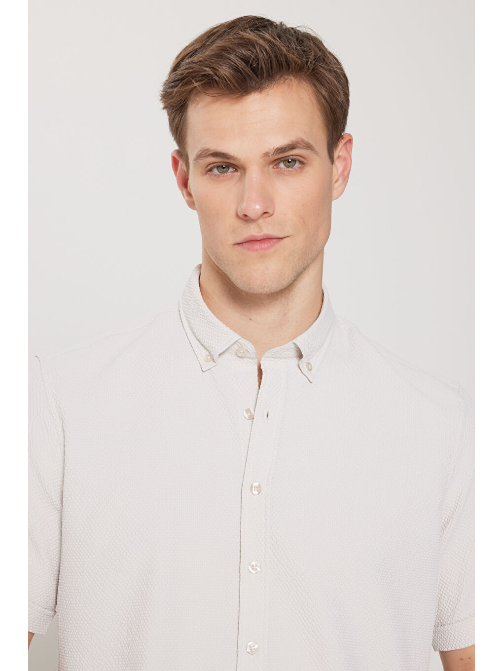 Erkek Bej Slim Fit Dar Kesim Düğmeli Yaka Gofre Desenli Gömlek-3