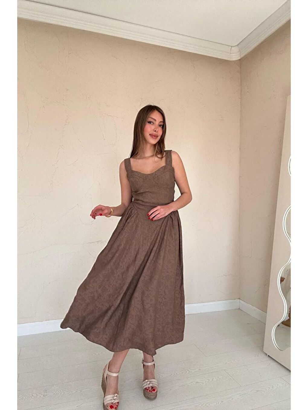 Bej Vizon Yanları Büzgülü Göğüs Kuplu Elbise