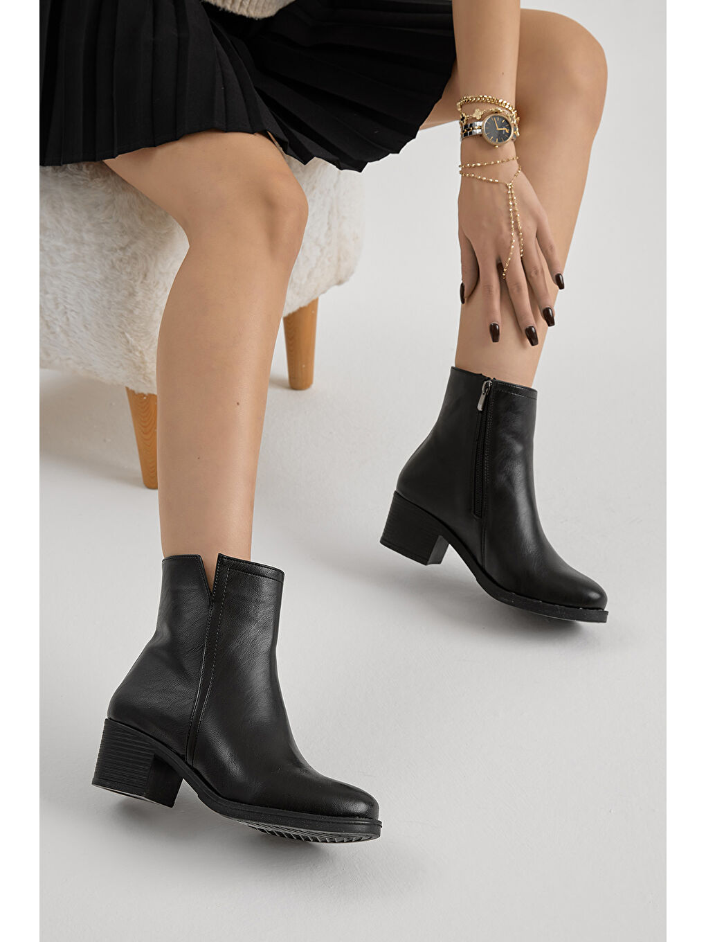 Kadın Siyah Cilt Termo Taban Fermuarlı Topuklu Bot