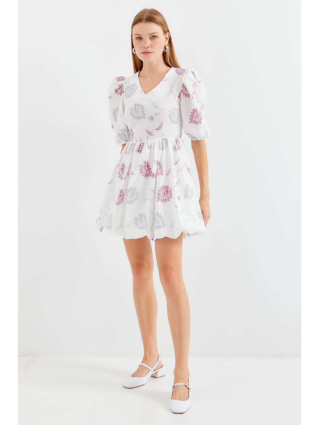 2506 Desenli V Yaka Mini Kloş Elbise - Ekru-1