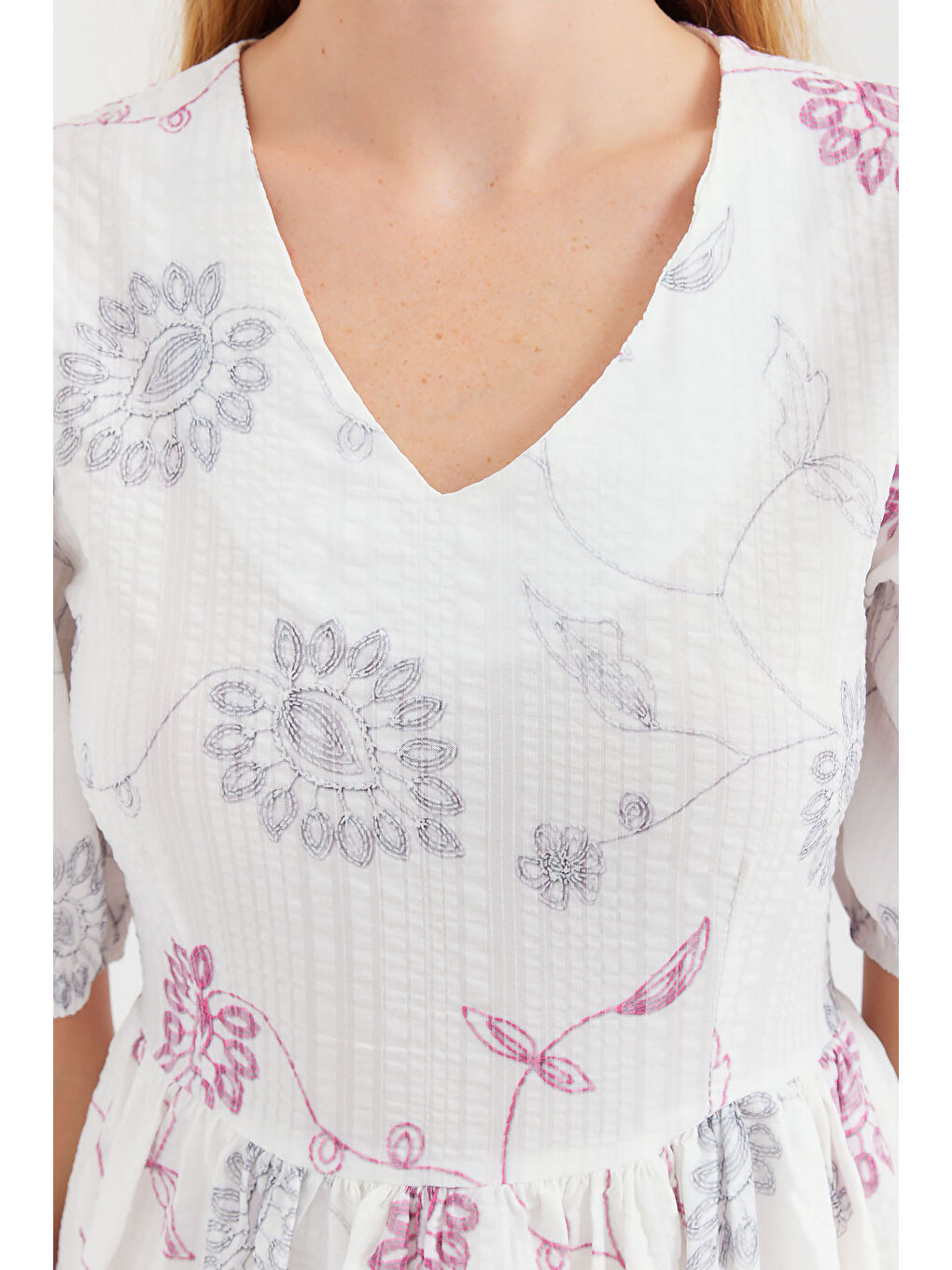 2506 Desenli V Yaka Mini Kloş Elbise - Ekru-3