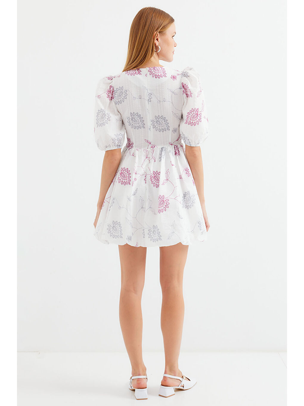 2506 Desenli V Yaka Mini Kloş Elbise - Ekru-4