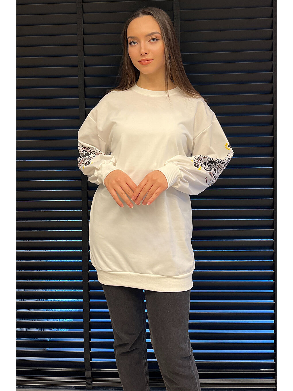 Beyaz Kol Baskılı Bisiklet Yaka Kadın Sweatshirt-1