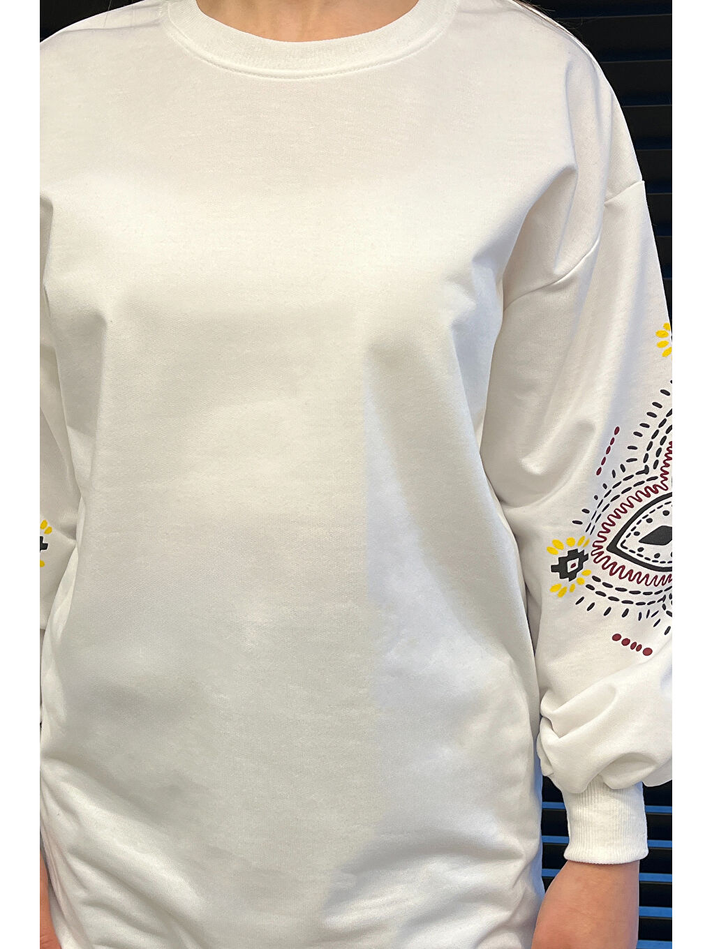 Beyaz Kol Baskılı Bisiklet Yaka Kadın Sweatshirt-2