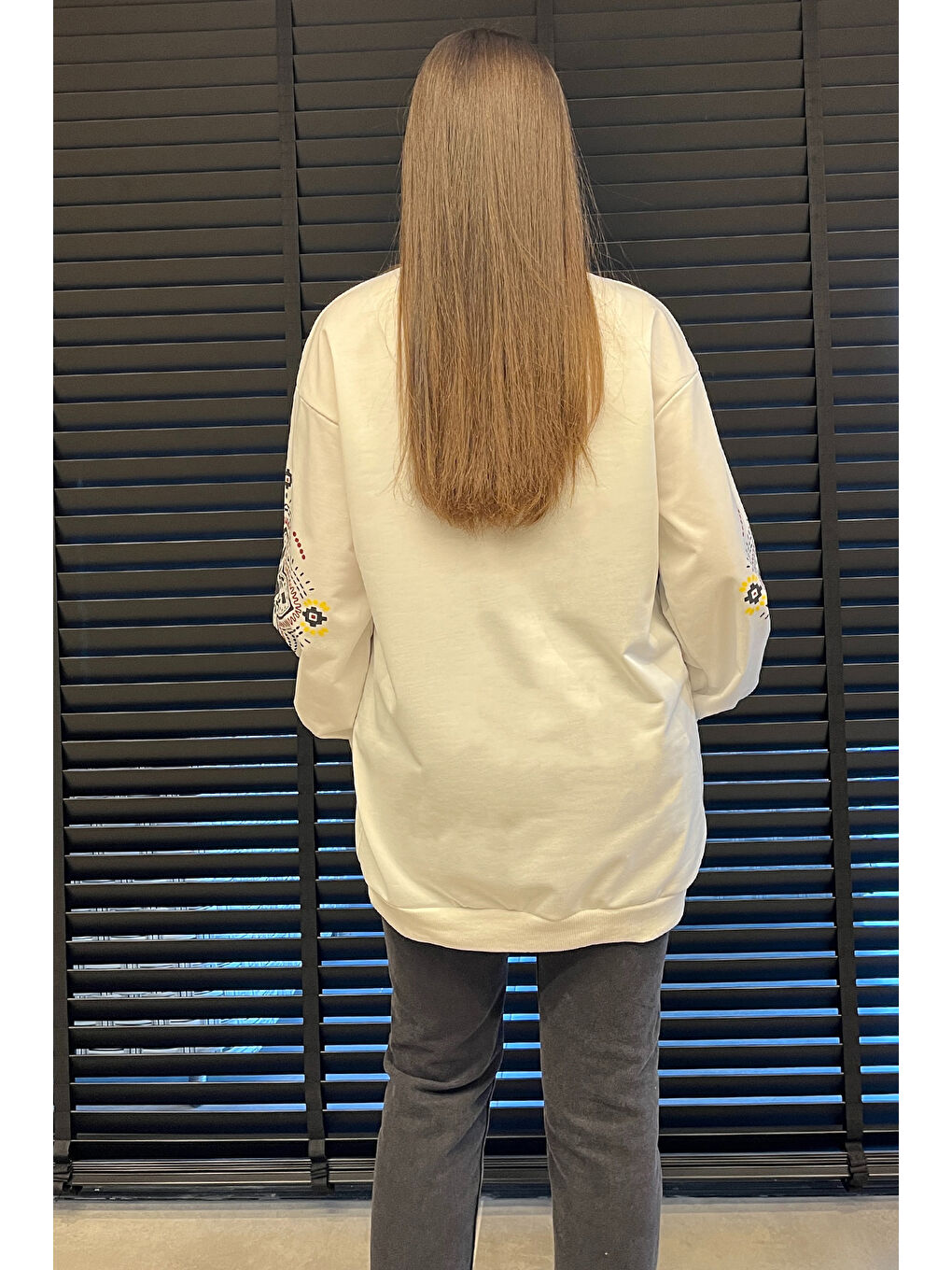 Beyaz Kol Baskılı Bisiklet Yaka Kadın Sweatshirt-3