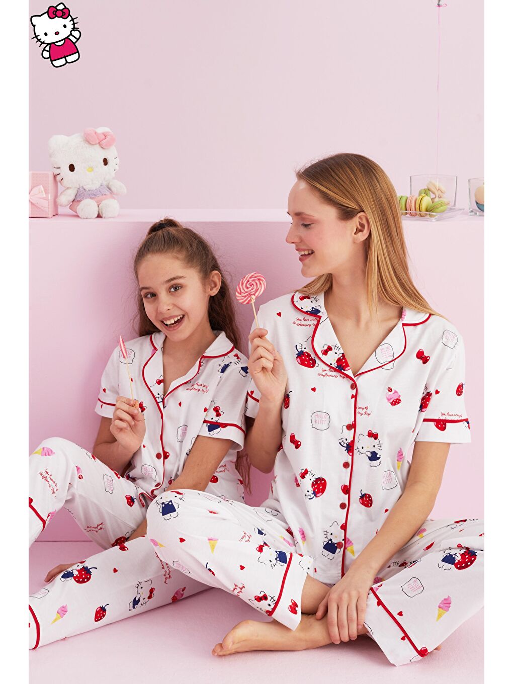 SİYAH İNCİ Beyaz Hello Kitty Lisanslı %100 Pamuk Beyaz Çok Renkli Düğmeli Biyeli Pijama Takım