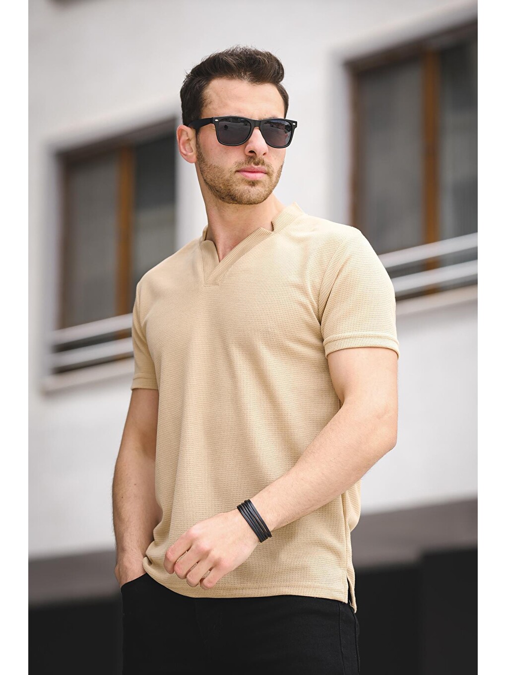 Kahverengi Üçgen Biyeli Waffle Slim Fit V Yaka Erkek Tişört