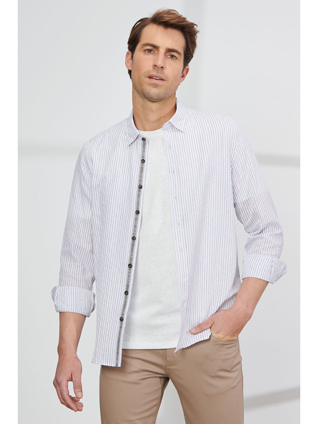 Erkek Beyaz-Kahve Slim Fit Dar Kesim Gizli Düğmeli Yaka %100 Pamuk Çizgili Gömlek