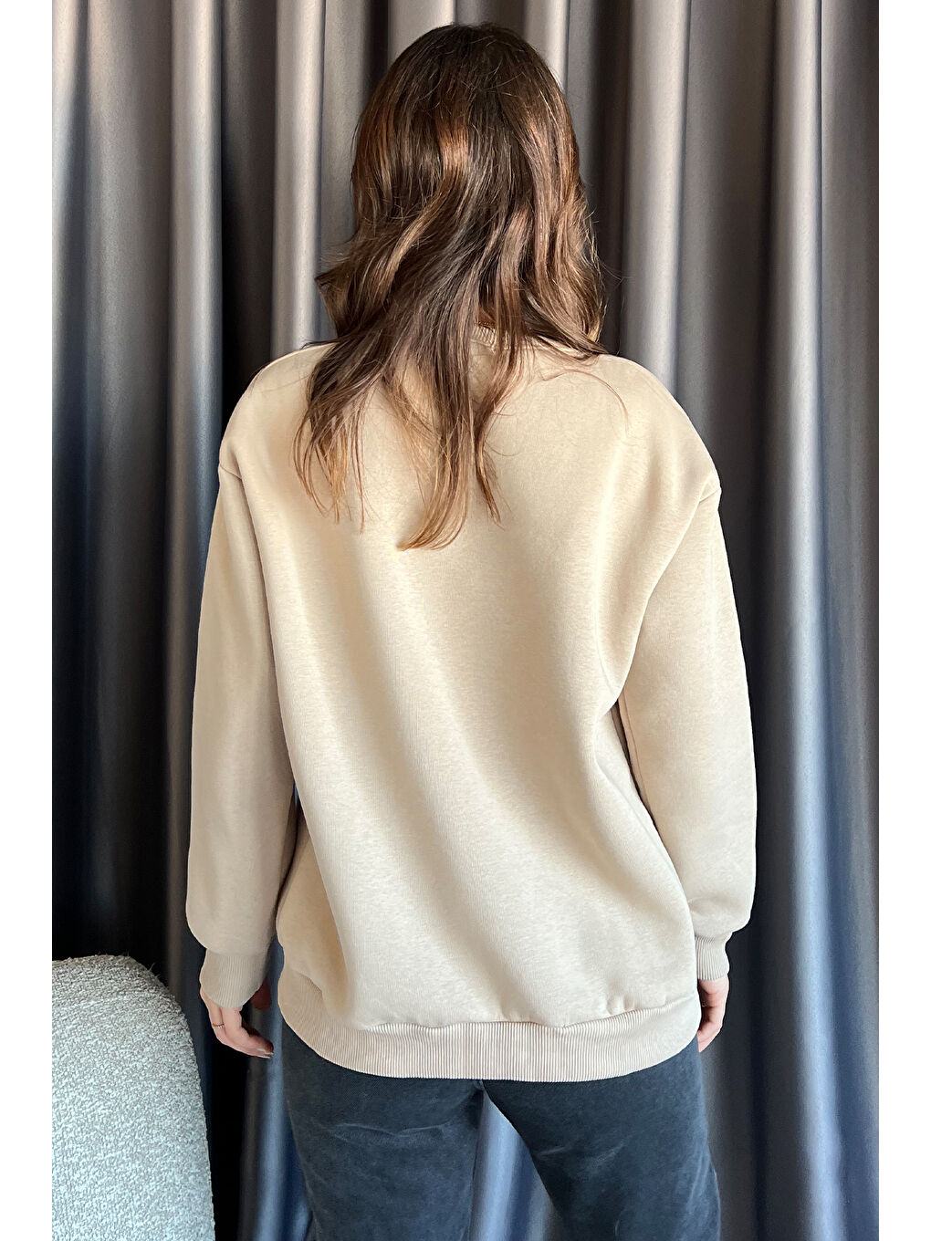 Bej Kadın Bisiklet Yaka Taşlı Üç İplik Şardonlu Sweatshirt-3