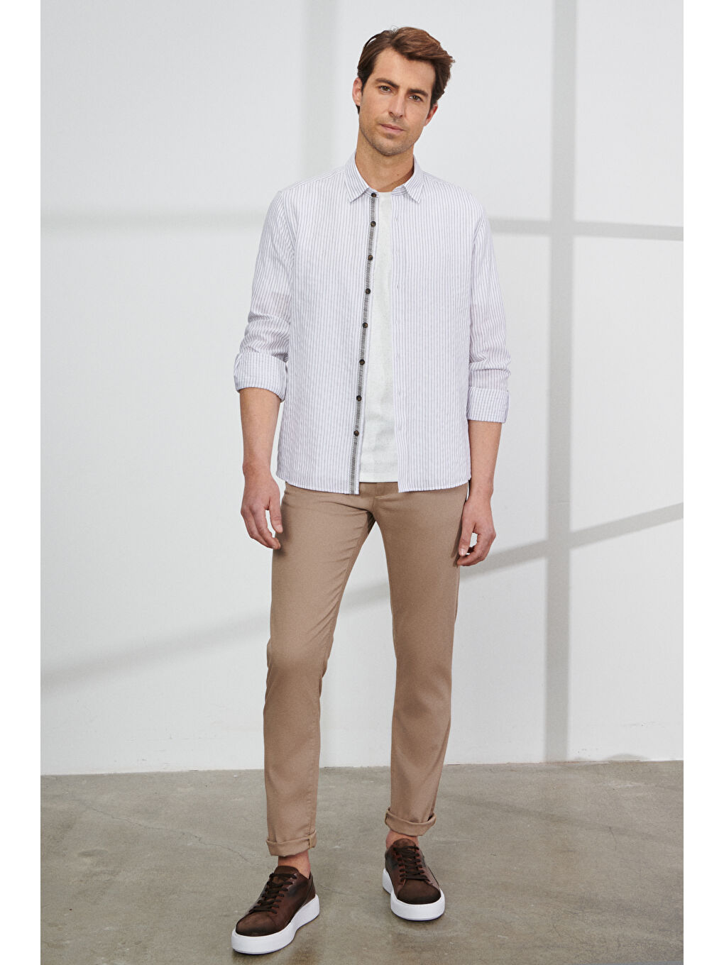 Erkek Beyaz-Kahve Slim Fit Dar Kesim Gizli Düğmeli Yaka %100 Pamuk Çizgili Gömlek-1