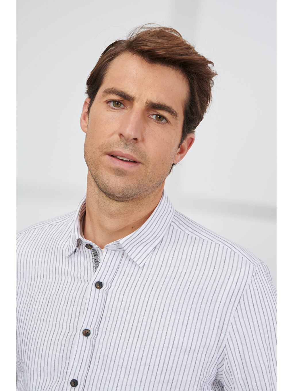 Erkek Beyaz-Kahve Slim Fit Dar Kesim Gizli Düğmeli Yaka %100 Pamuk Çizgili Gömlek-2