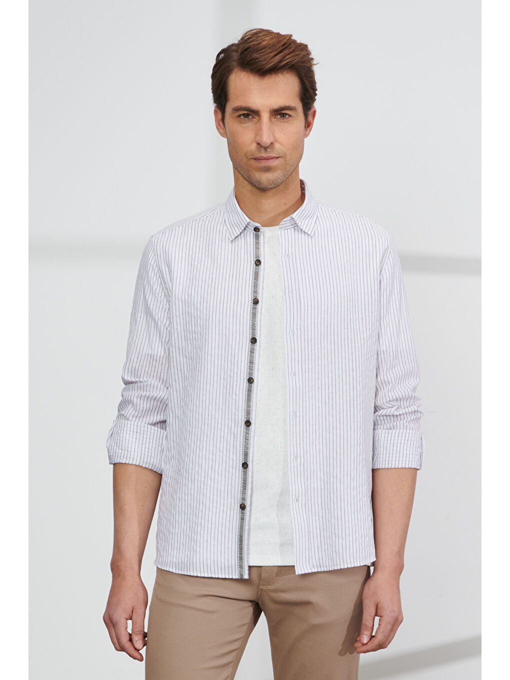 Erkek Beyaz-Kahve Slim Fit Dar Kesim Gizli Düğmeli Yaka %100 Pamuk Çizgili Gömlek-4