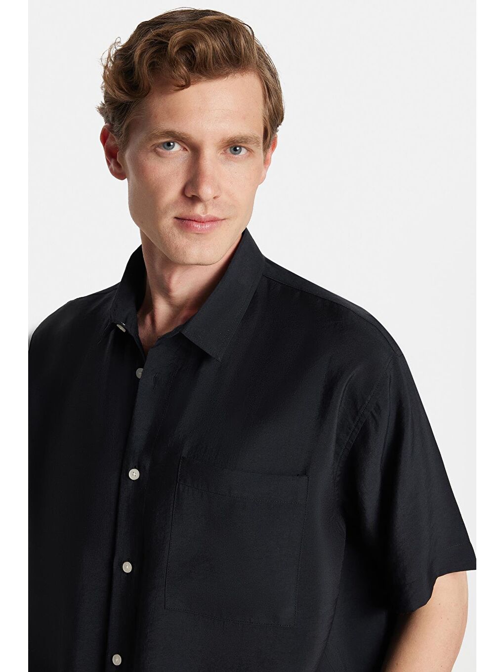 Erkek Relax Fit Rahat Kullanım Modal Kumaş Tek Cepli Kısa Kollu Siyah Gömlek-1