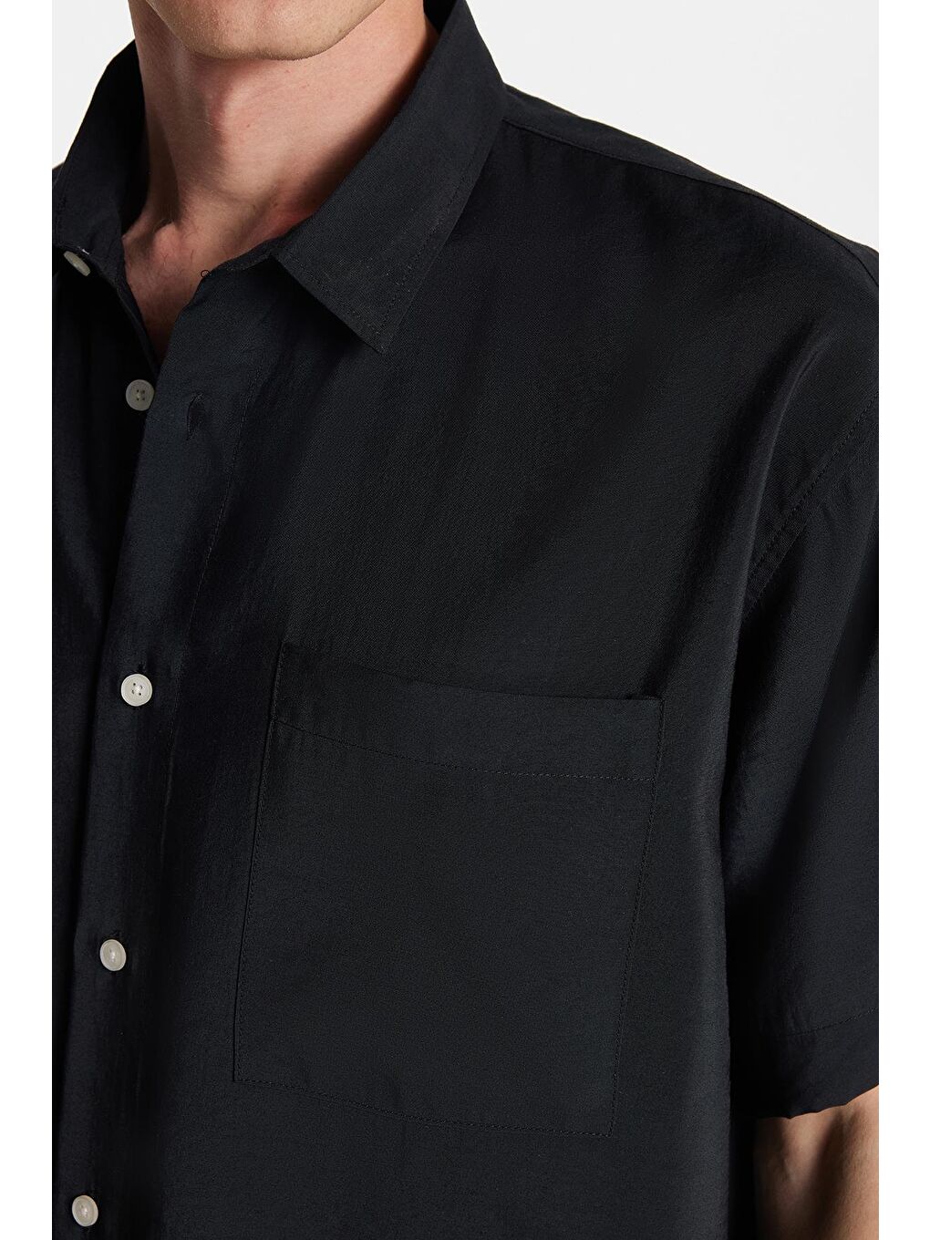 Erkek Relax Fit Rahat Kullanım Modal Kumaş Tek Cepli Kısa Kollu Siyah Gömlek-2