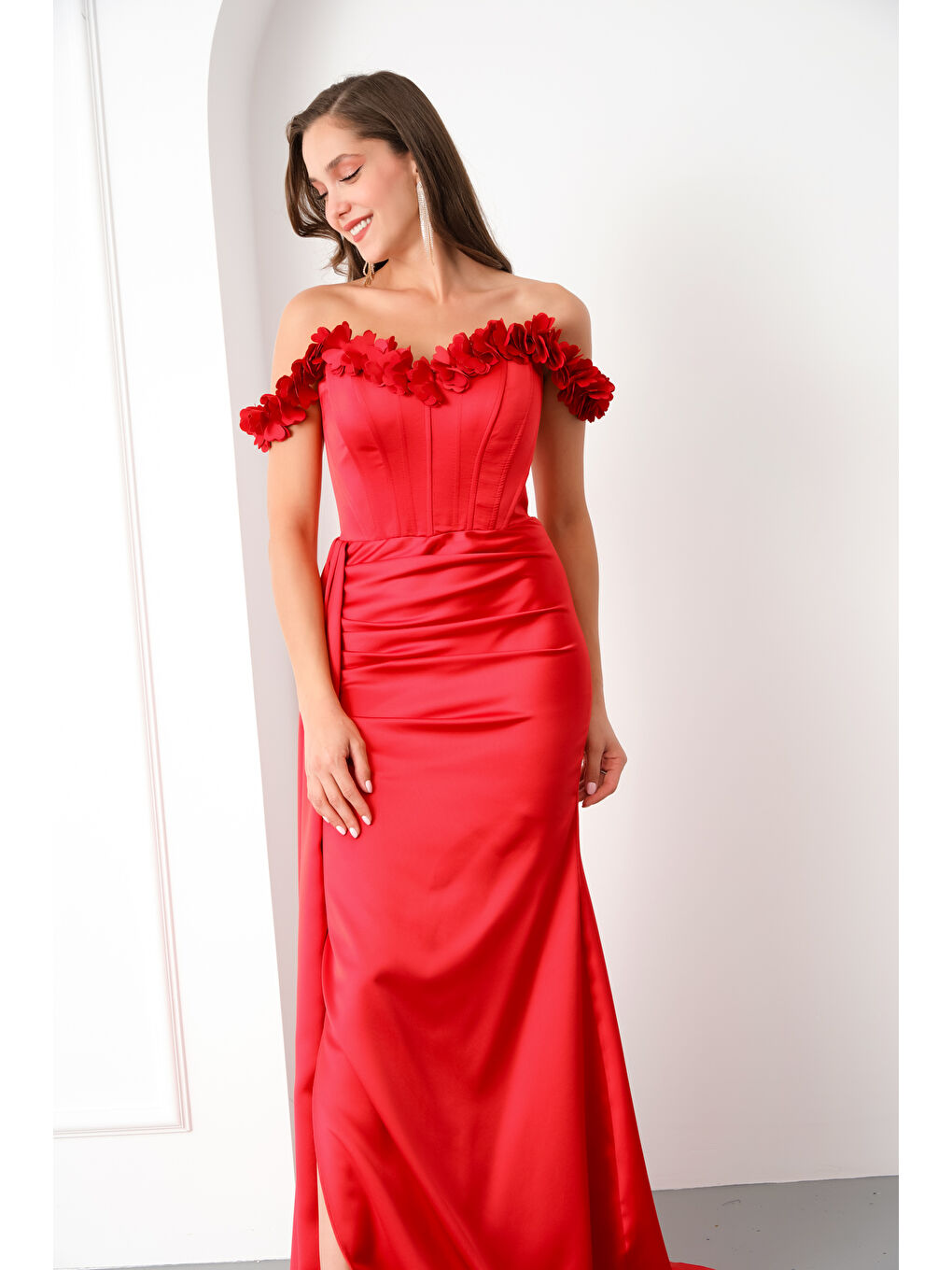 Kadın Kırmızı Yaka Çiçekli Uzun Saten Abiye Elbise-2