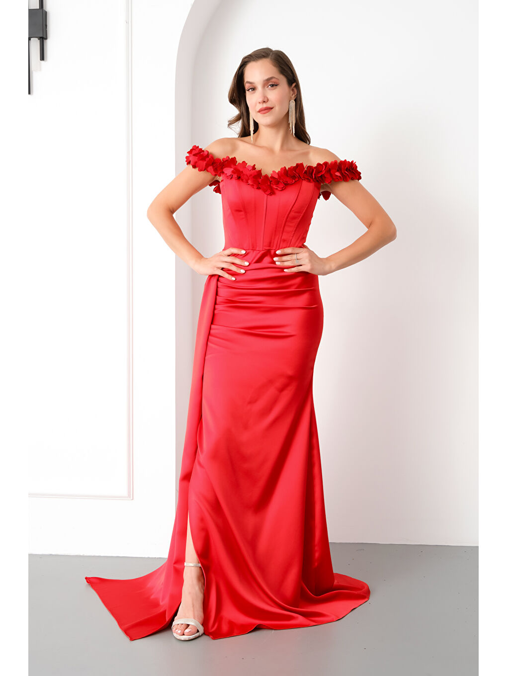 Kadın Kırmızı Yaka Çiçekli Uzun Saten Abiye Elbise-3