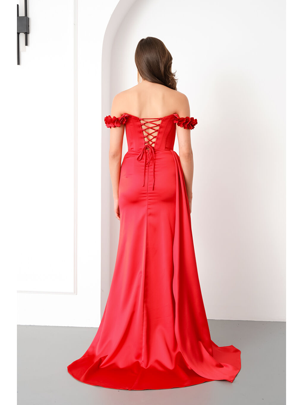 Kadın Kırmızı Yaka Çiçekli Uzun Saten Abiye Elbise-4