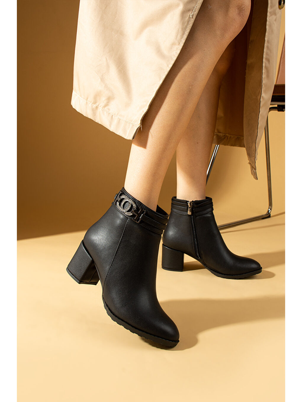 Siyah Taşlı Toka Detaylı Fermuarlı Kalın Topuklu Kadın Bot 82-508-24Cilt