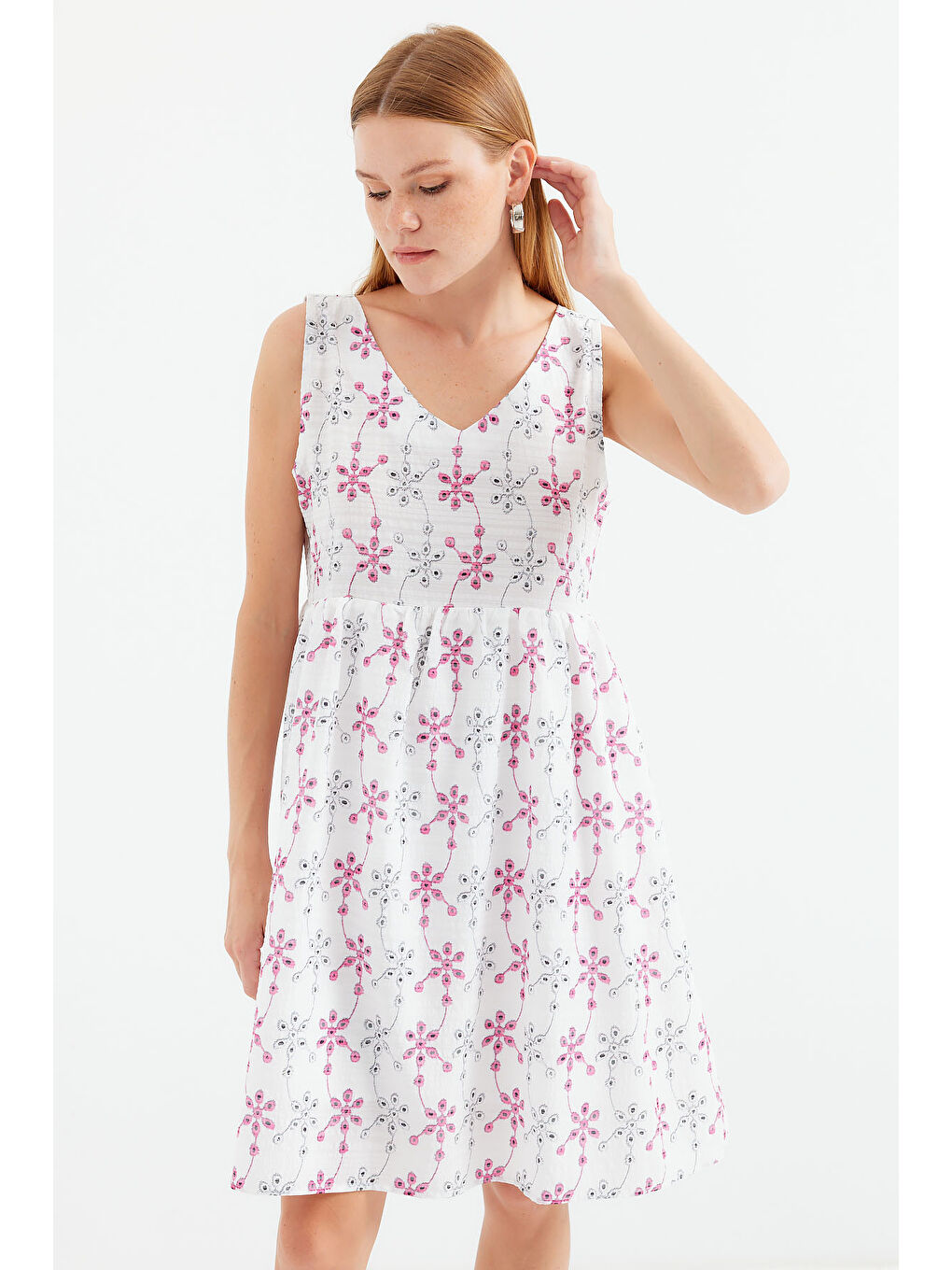 2507 V Yaka Desenli Mini Elbise - Beyaz-3