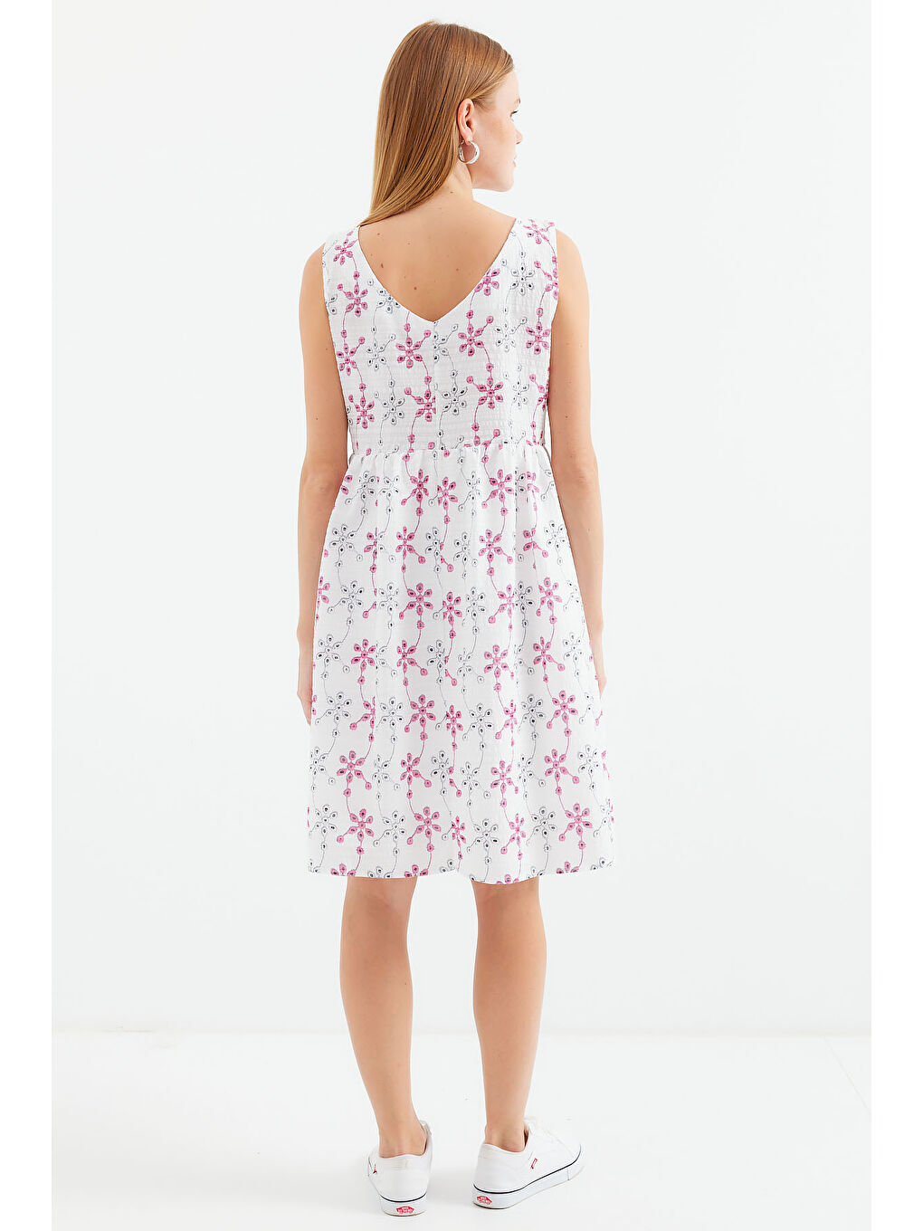 2507 V Yaka Desenli Mini Elbise - Beyaz-6