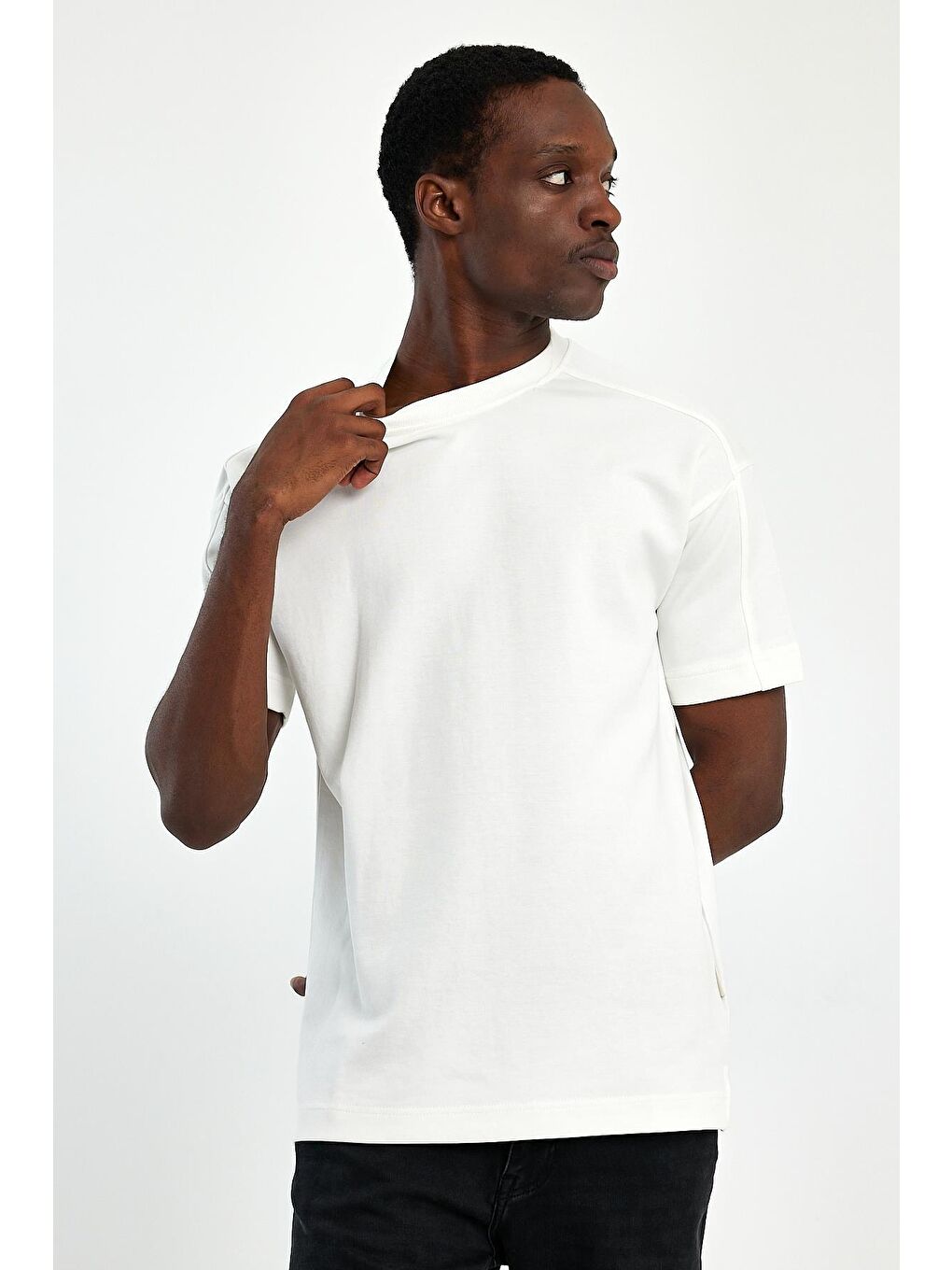 Beyaz Bisiklet Yaka  Fit Kalın Dokulu Erkek Tişört