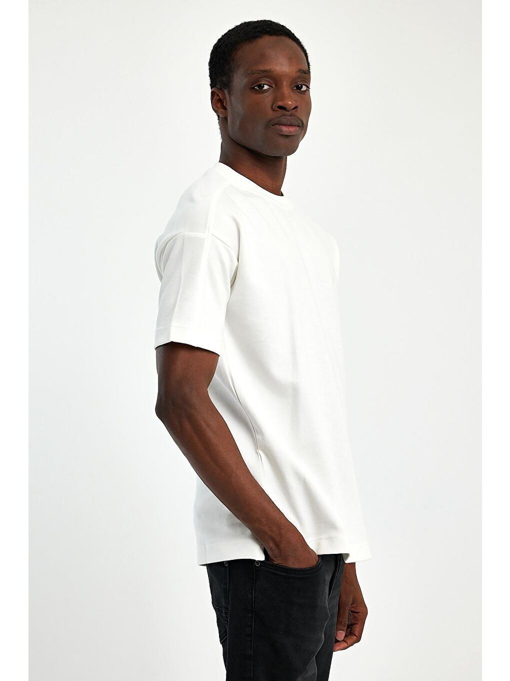 Beyaz Bisiklet Yaka  Fit Kalın Dokulu Erkek Tişört-2