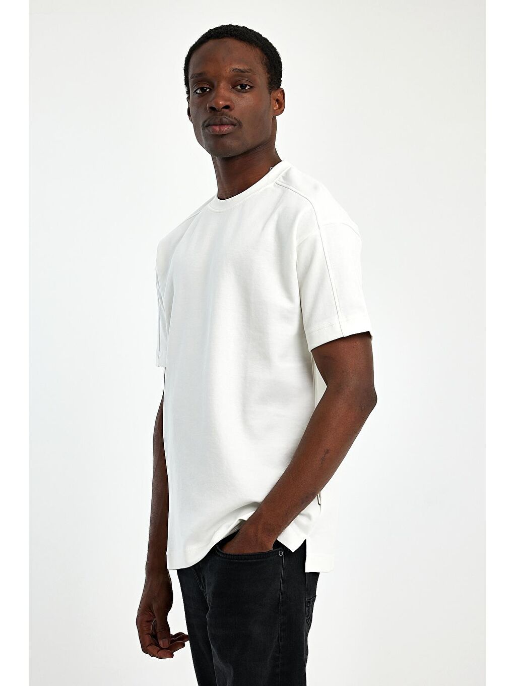 Beyaz Bisiklet Yaka  Fit Kalın Dokulu Erkek Tişört-3