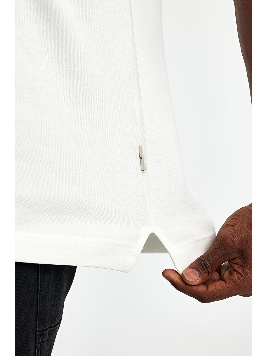 Beyaz Bisiklet Yaka  Fit Kalın Dokulu Erkek Tişört-5