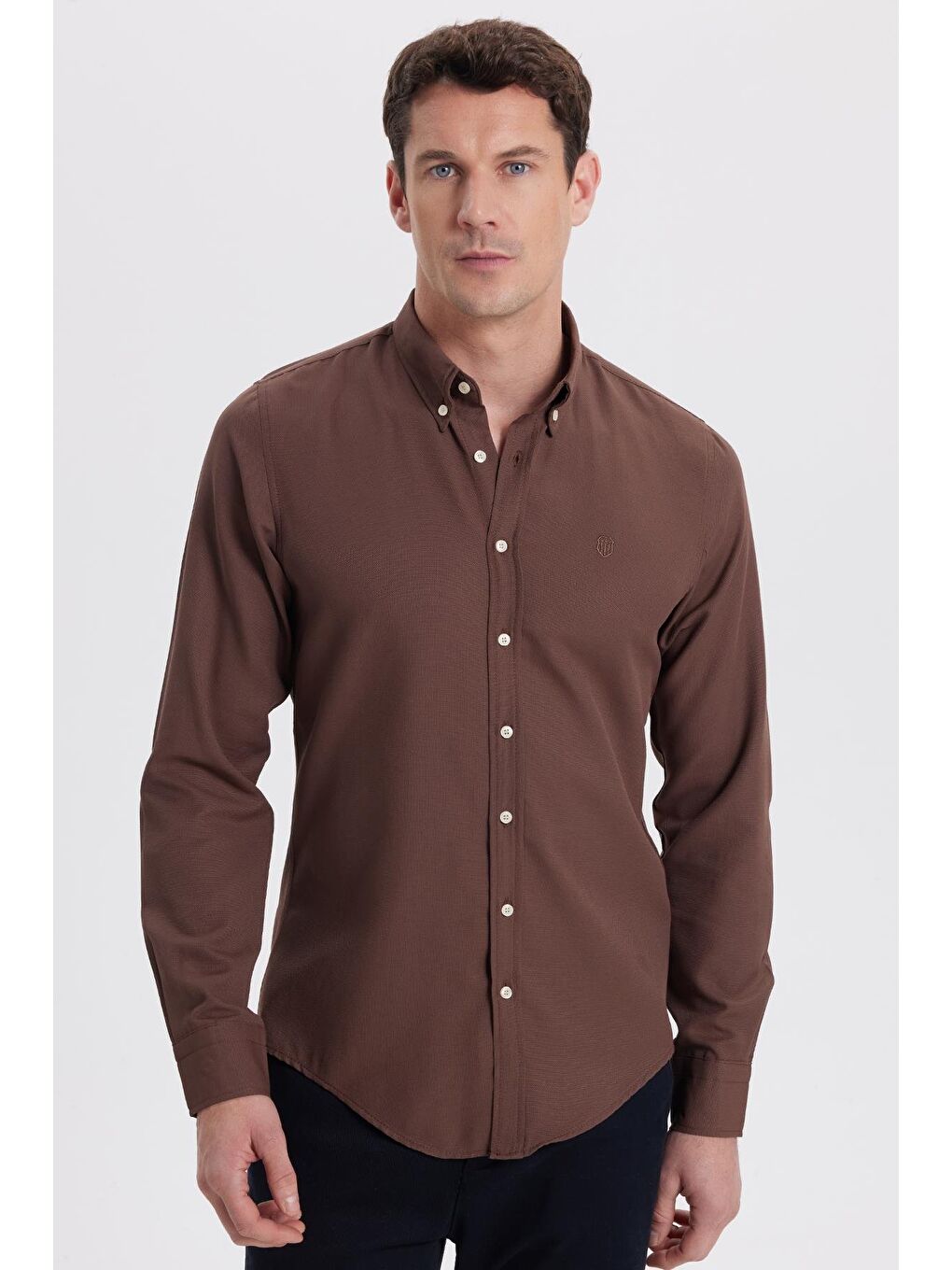 Erkek Slim Fit Dar Kesim Düz Oxford Armalı Düğmeli Yaka Kahverengi Spor Gömlek