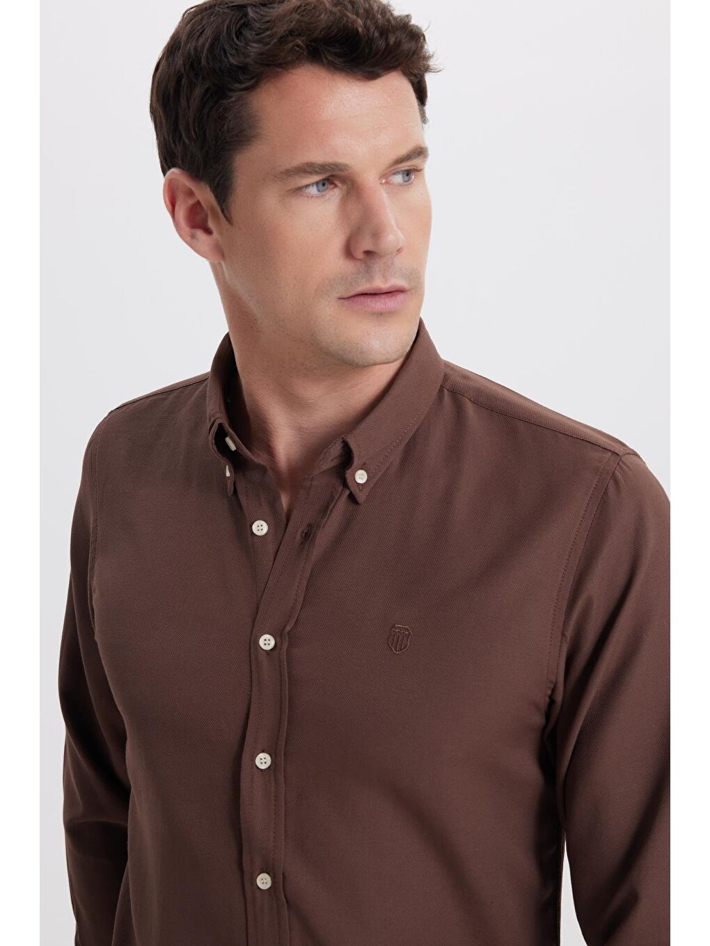 Erkek Slim Fit Dar Kesim Düz Oxford Armalı Düğmeli Yaka Kahverengi Spor Gömlek-1