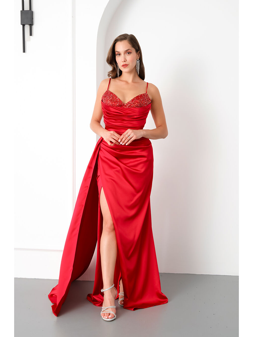 Kadın Kırmızı Göğüs İşlemeli Uzun Saten Abiye Elbise