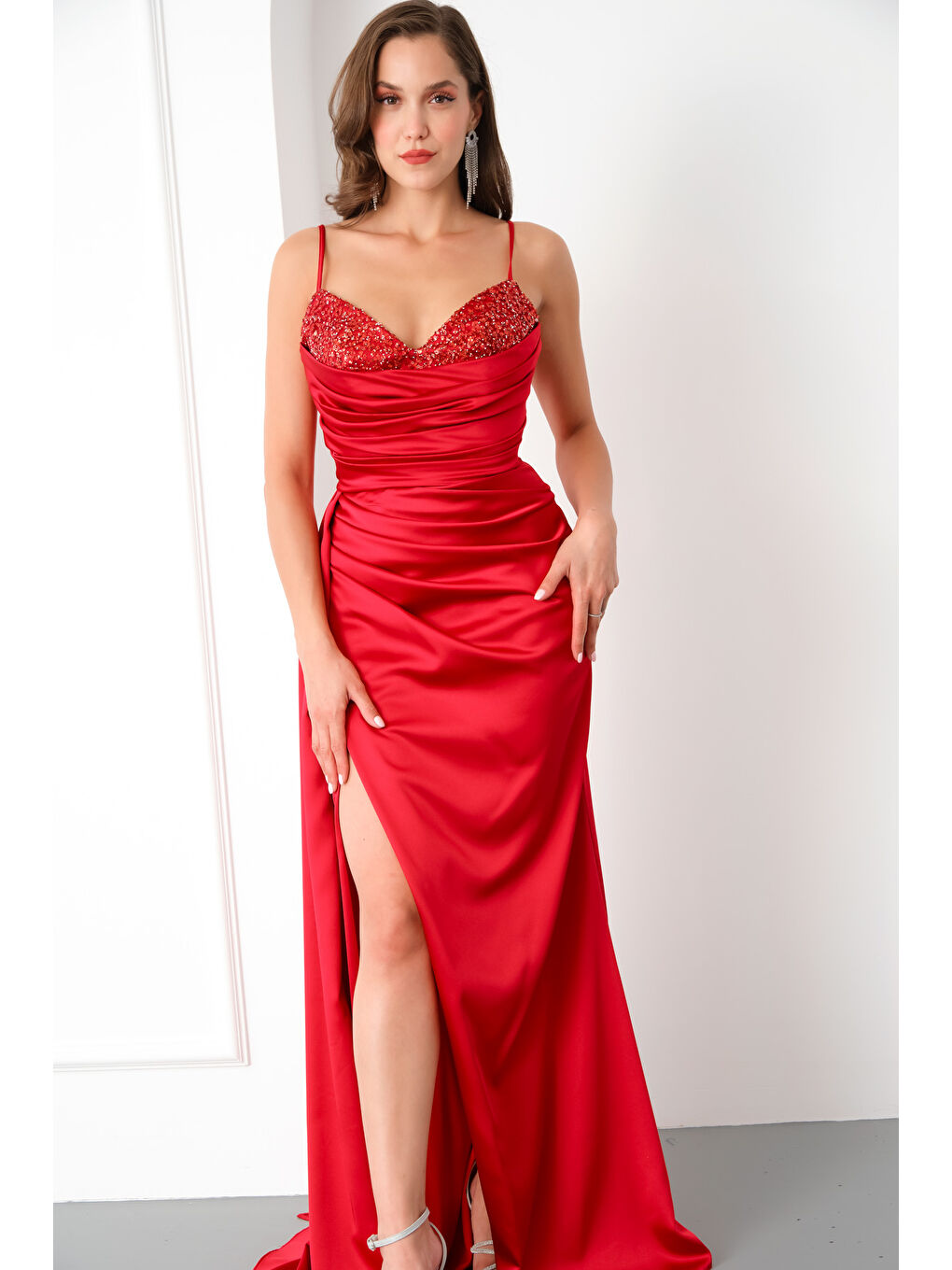 Kadın Kırmızı Göğüs İşlemeli Uzun Saten Abiye Elbise-2