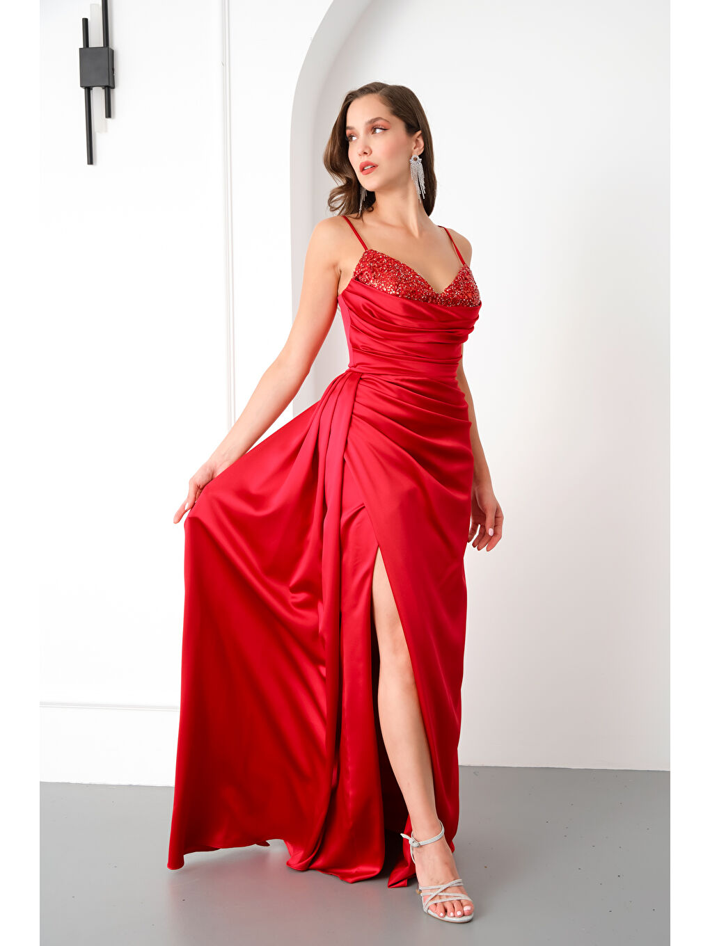 Kadın Kırmızı Göğüs İşlemeli Uzun Saten Abiye Elbise-3