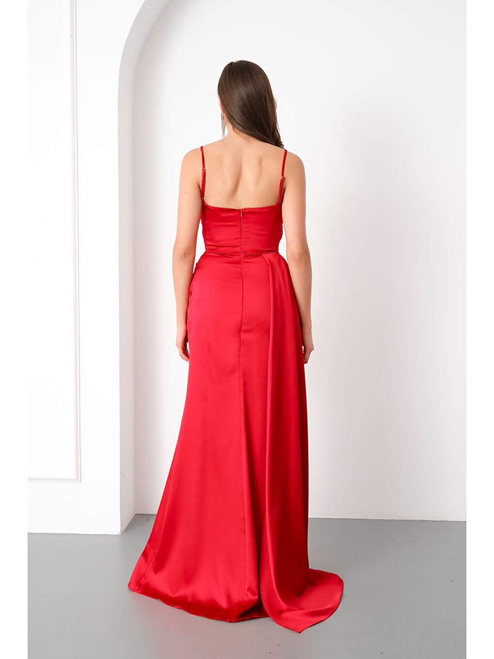 Kadın Kırmızı Göğüs İşlemeli Uzun Saten Abiye Elbise-4